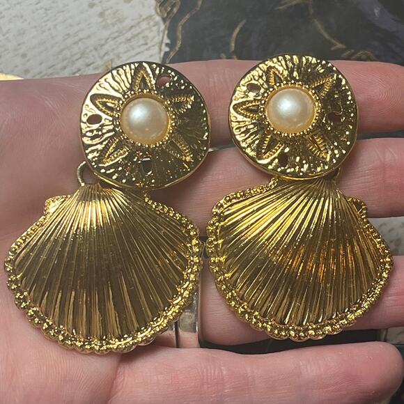 Vintage Large Runway 80s AVON Pearl and Gold Shell Mermaid Beach Earrings D2 - Picture 2 of 8